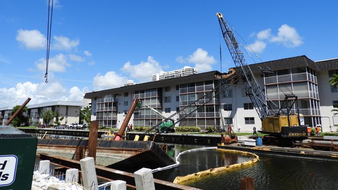 Edificio de Eden Isles afectado por la ca&iacute;da de la gr&uacute;a.
