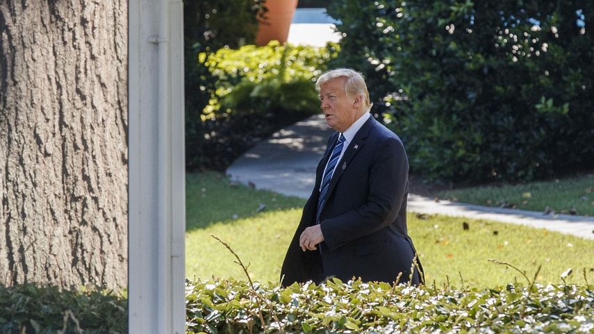 El presidente Donald Trump sale de la Oficina Oval y camina por el jardín sur de la Casa Blanca, en Washington.