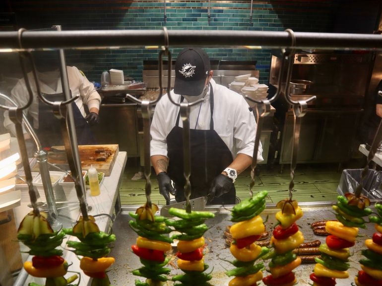 Una fiesta de sabores y colores constituye la puesta en escena de comidas y bebidas que podrán disfrutar los aficionados que asistan esta temporada al Hard Rock Stadium