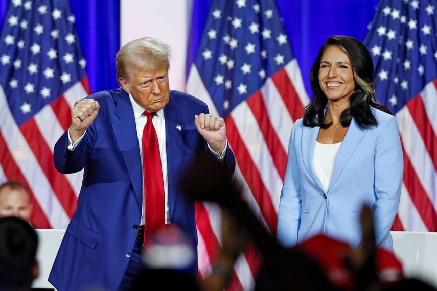 Tulsi Gabbard, la nueva directora de&nbsp; inteligencia nacional, junto al presidente de Estados Unidos, Donald J. Trump.