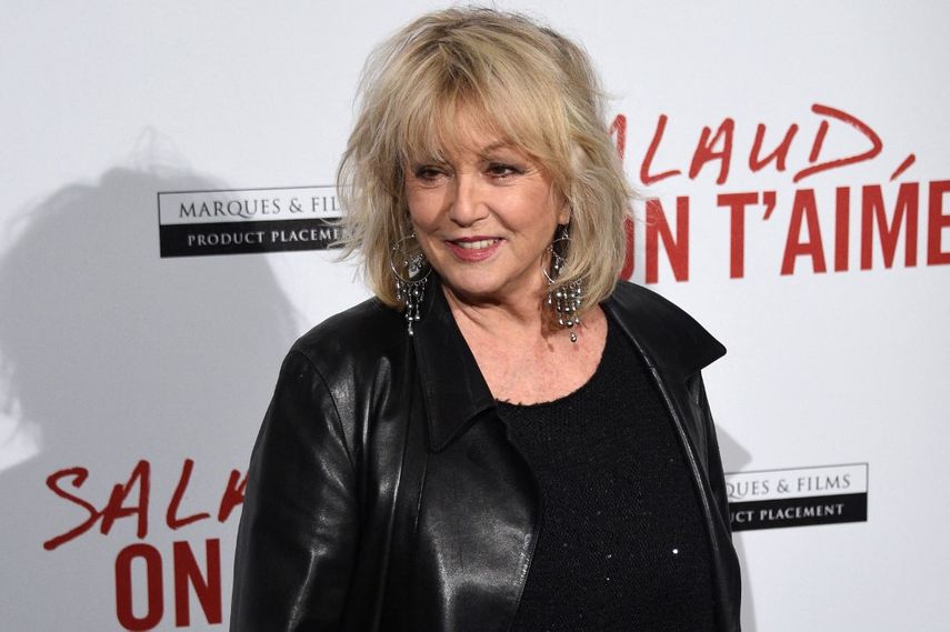 En esta foto de archivo tomada el 31 de marzo de 2014, la actriz francesa Mylene Demongeot posa antes de la proyección de la nueva película del director de cine francés Claude Lelouch Salaud, on taime (Bastardo, te amamos) en París.