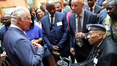 El rey Carlos III habla con los invitados durante una recepción para celebrar la Generación Windrush y conmemorar el 75 aniversario de la llegada del HMT Empire Windrush, en el Palacio de Buckingham, en Londres, el 14 de junio de 2023.