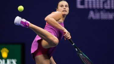 Aryna Sabalenka patea la pelota tras cometer una doble falta ante Jessica Pegula en la final del Abierto de Estados Unidos, el domingo 8 de septiembre de 2024, en Nueva York.