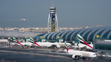 ARCHIVO - En esta foto del 11 de diciembre del 2019, se ve el aeropuerto internacional de Dubai, en los Emiratos &Aacute;rabes Unidos. Aeropuertos en todo el mundo han comenzado a tomar precauciones para lidiar con el anticipado influjo de turistas chinos para los feriados del Nuevo A&ntilde;o Lunar, en momentos en que un brote de coronavirus en China ha forzado a las autoridades a tomar medidas dr&aacute;sticas para prevenir la diseminaci&oacute;n.