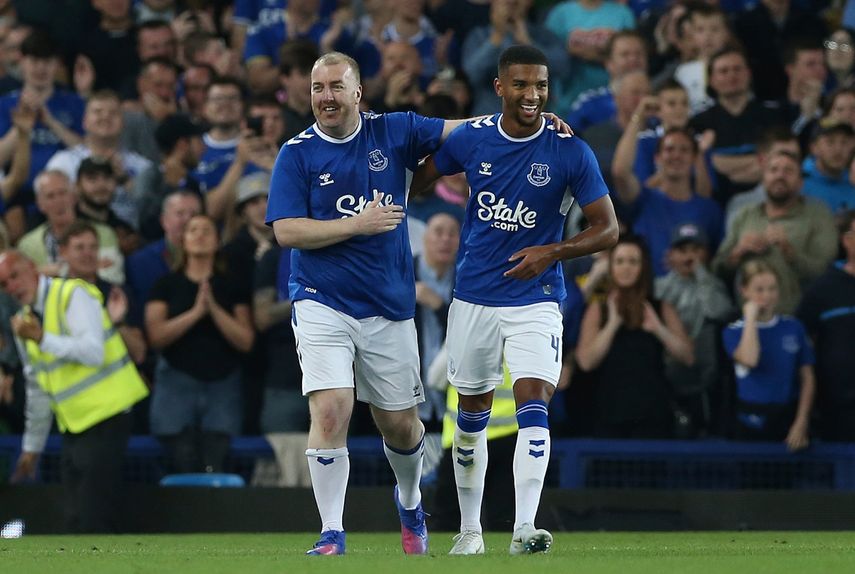 Mason Holgate, derecha, festeja con el fanático Paul Stratton durante un partido amistoso de pretemporada en Goodison Park, Liverpool, Inglaterra, 29 de julio de 2022.
