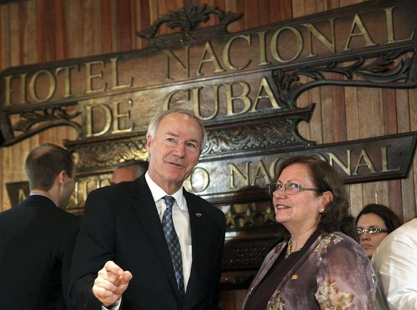 El gobernador de Arkansas, Asa Hutchinson (i), conversa con Marilú Bhamel (d), directora de asuntos norteamericanos del Ministerio de Comercio Exterior e Inversión Extranjera de Cuba. (EFE)