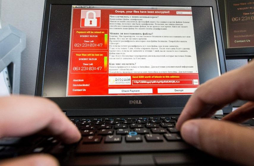 Vista de uno de los ordenadores afectados por el ciberataque de este lunes.