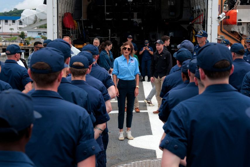 La secretaria de Seguridad Nacional de EEUU, Kristi Noem, se dirige a la tripulación durante su visita al guardacostas Escanaba de la Guardia Costera estadounidense para una reunión sobre interdicción de drogas el 24 de junio de 2025 en la Ciudad de Panamá, Panamá.