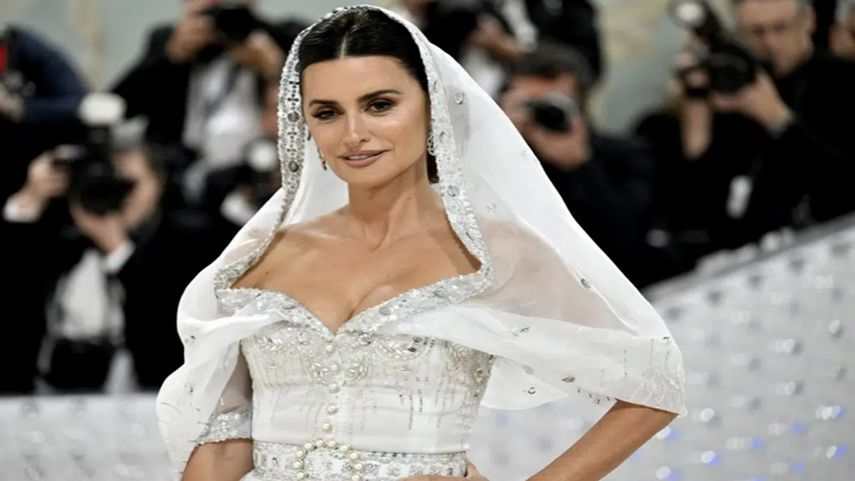 Penelope Cruz llega a la gala del Instituto del Vestido del Museo Metropolitano de Arte para celebrar la inauguración de la exposición Karl Lagerfeld: A Line of Beauty el lunes 1 de mayo de 2023 en Nueva York.