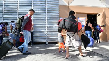 Mujeres, hombres, niños, ancianos y hasta mascotas acuden a los centros de atención.