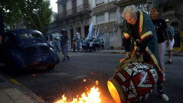 Carlos Páez Vilaró tensa su tambor con fuego antes de participar en el desfile de Las Llamadas en las celebraciones de Carnaval en Montevideo. (AP)