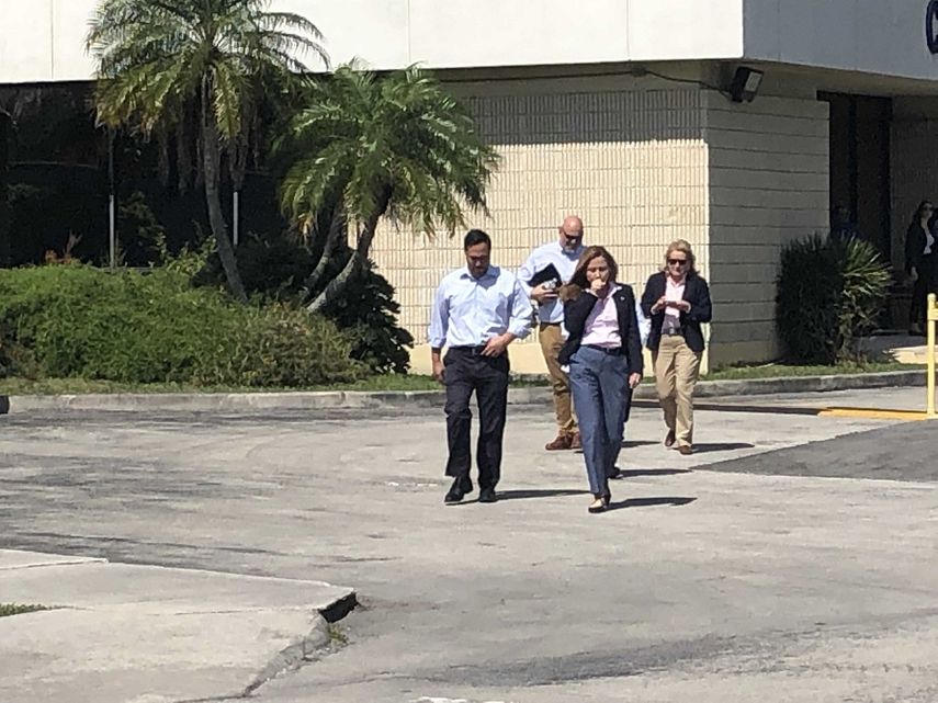 La delegacion de congresistas demócratas saliendo del centro de reclusión de menores de Homestead. Fueron a ver las condiciones en las que se encuentran menores de edad recluidos, algunos de ellos separados de sus padres en la frontera. En la gráfica, Joaquin Castro (izq, primer plano) Debbie Mucarsel-Powell (primer plano) Atrás, entre otros, la congresista Sylvia García