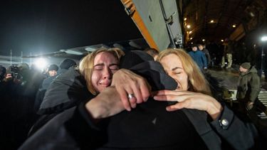 Un prisionero de guerra ucraniano abraza a sus familiares tras su llegda al aeropuerto internacional de Boryspil International Airport como parte del intercambio de presos entre Ucrania y Rusia, el 29 de diciembre de 2019. &nbsp;