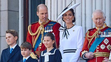 Los príncipes de Gales, William y Kate Middleton, junto a sus hijos, y el rey Carlos III y Camila posan en el balcón del Palacio de Buckingham después de asistir al Desfile del Cumpleaños del Rey Trooping the Colour en Londres el 15 de junio de 2024.