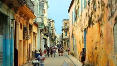 Cubanos caminan por una de las calles de La Habana. 