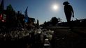 Cruces, velas, banderas y botellas de agua están desplegados para un memorial improvisado en el lugar donde decenas de presuntos migrantes murieron en un camión con remolque abandonado, el jueves 30 de junio de 2022, en San Antonio.