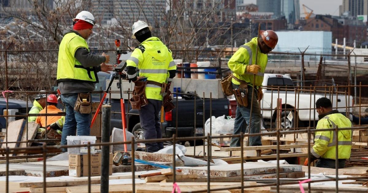 Sector privado en EEUU crea menos empleos, Trump llama a bajar tasas de interés
