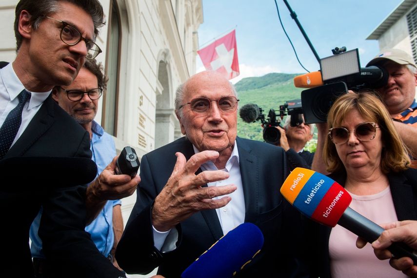 El expresidente de la FIFA Joseph Blatter es rodeado por la prensa al salir del tribunal federal en Bellinzona, Suiza, el miércoles 8 de junio de 2022.&nbsp;