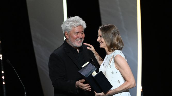 La actriz y directora estadounidense Jodie Foster recibe la Palma de Oro de Honor del director español Pedro Almodóvar durante la ceremonia de apertura de la 74 edición del Festival de Cine de Cannes en Cannes, sur de Francia, el 6 de julio de 2021.