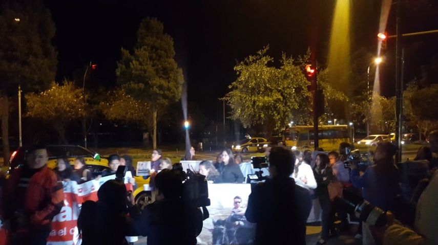 Familiares y amigos de los tres integrantes del equipo de prensa encendieron velas para pedir que se confirme que los cadáveres encontrados por las autoridades colombianas corresponden a los de Javier Ortega, Paúl Rivas y Efraín Segarra.