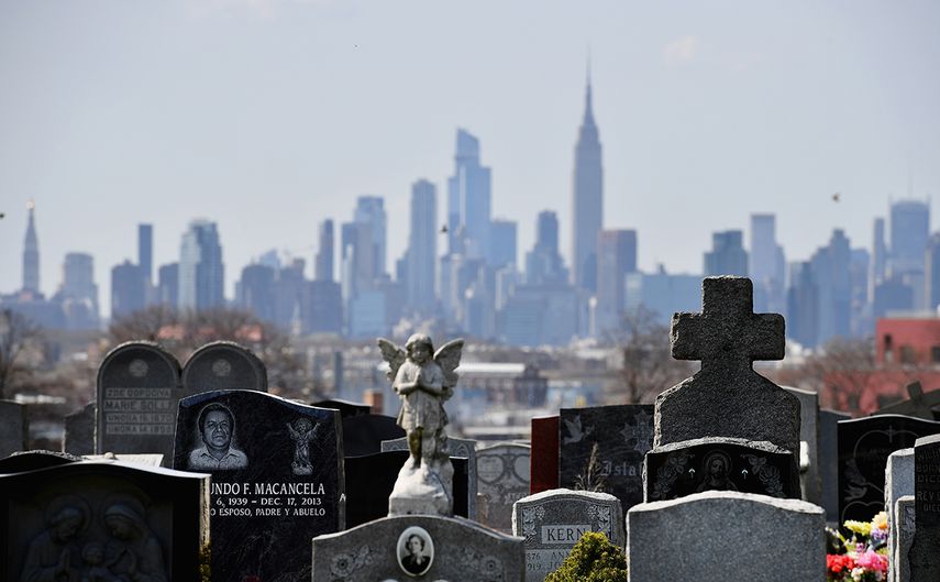 La isla de Manhattan vista desde un cementerio en Brooklyn.