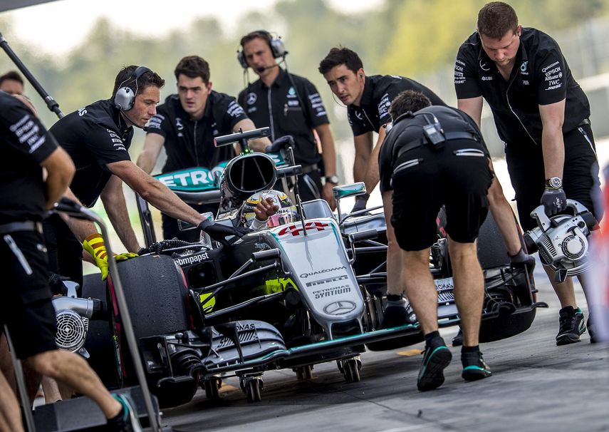 El piloto británico de Fórmula 1 Lewis Hamilton, de la escudería Mercedes&nbsp;AMG, es asistido por equipo técnico durante los entrenamientos libres para el Gran Premio de Italia que se celebra el próximo 4 de septiembre.