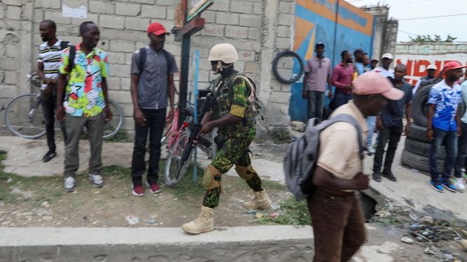 Un policía de Kenia patrulla una zona cerca del aeropuerto internacional de Puerto Príncipe, Haití, el miércoles 3 de julio de 2024.