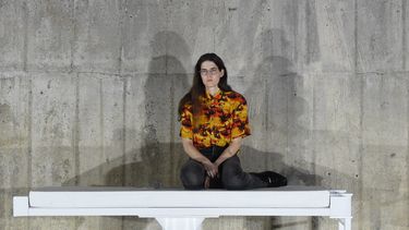 La muestra se abrirá este viernes y, mientras que durante el día podrán verse pinturas, esculturas e intervenciones arquitectónicas de la creadora.