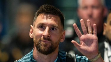 El delantero argentino Lionel Messi saluda al llegar a la Red Bull Arena para el partido amistoso contra Jamaica, el martes 27 de septiembre de 2022, en Harrison, Nueva Jersey.&nbsp;