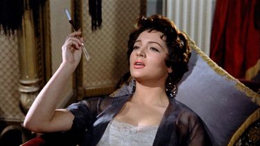 Sara Montiel en una escena de El último cuplé. El antes y el después del Fumando espero en el cine de la legendaria actriz y cantante española llega a FlixOlé.&nbsp;