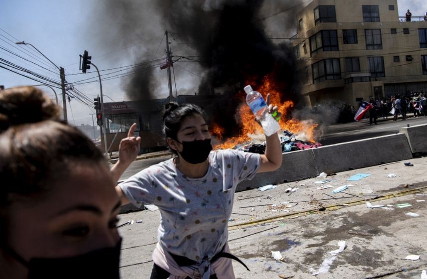Un campamento improvisado de migrantes venezolanos arde después de ser incendiado por manifestantes durante una marcha de protesta contra la migración ilegal en Iquique, Chile, el 25 de septiembre de 2021.