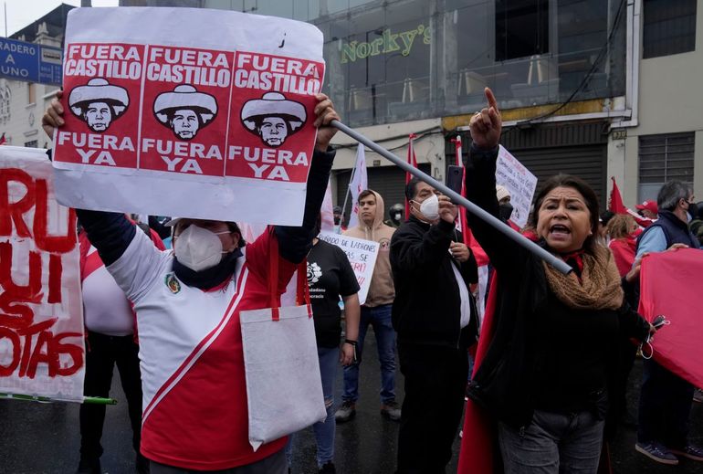 Los opositores al gobierno del presidente peruano Pedro Castillo protestan frente al Congreso mientras Castillo da su discurso anual a los legisladores en Lima, Perú, el jueves 28 de julio de 2022