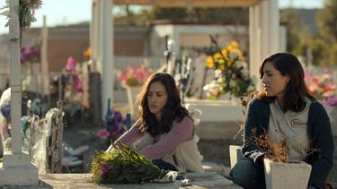 En esta imagen proporcionada por Netflix Areli González, izquierda, e Iliana Donatlán en una escena de Somos. sobre una masacre ocurrida en México en 2011. La serie se estrena en Netflix el 30 de junio de 2021.
