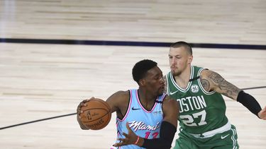 Bam Adebayo (13), del Heat de Miami, intenta superar a Daniel Theis (27), de los Celtics de Boston, en la segunda mitad del partido de la NBA en Lake Buena Vista, Florida, el martes 4 de agosto de 2020.
