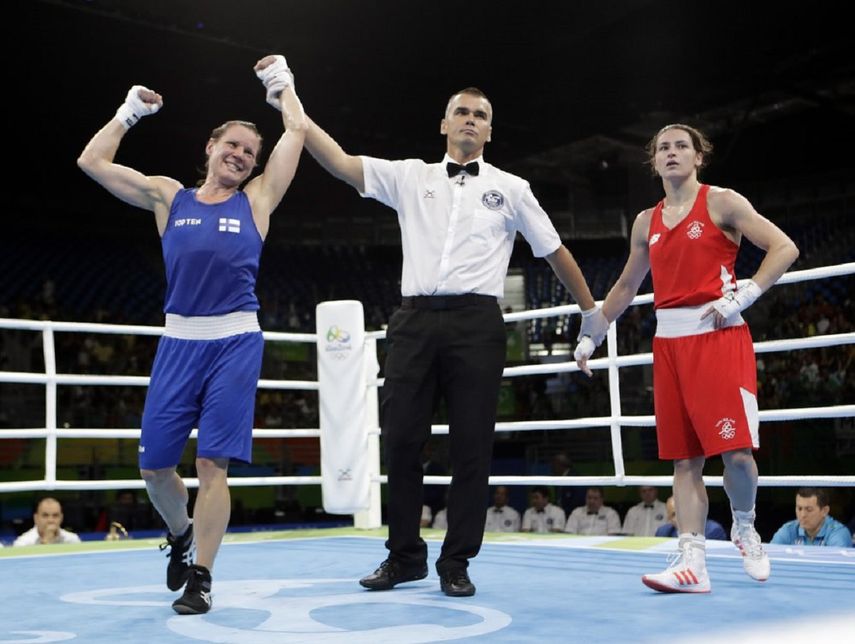 La finlandesa Mira Potkonen, a la izquierda, reacciona cuando ganó un combate de boxeo de cuartos de final de peso ligero femenino de 60 kg contra la irlandesa Katie Taylor en los Juegos Olímpicos de Verano de 2016 en Río de Janeiro