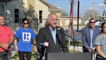 Esteban Bovo anuncia programa de reforestación de Hialeah.