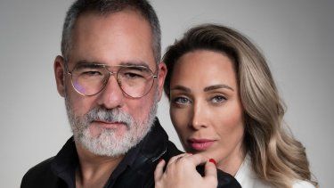 Paola Serrano y Samuel Guzmán, creadores del podcast Salida de Emergencia.