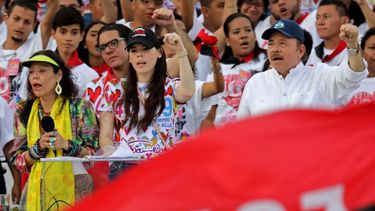 Los dictadores Rosario Murillo y Daniel Ortega con su hija Camila Ortega Murillo, durante el acto del 40 aniversario de la llamada revolución sandinista. EEUU ha impuesto sanciones a Ortega, su familia, y otros integrantes de su régimen en Nicaragua.