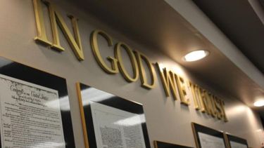 Todos los colegios públicos de la Florida estado están oblilgados a mostrar en un lugar visible el lema oficial In God We Trust (En Dios confiamos) desde el 1ro de julio de 2018.