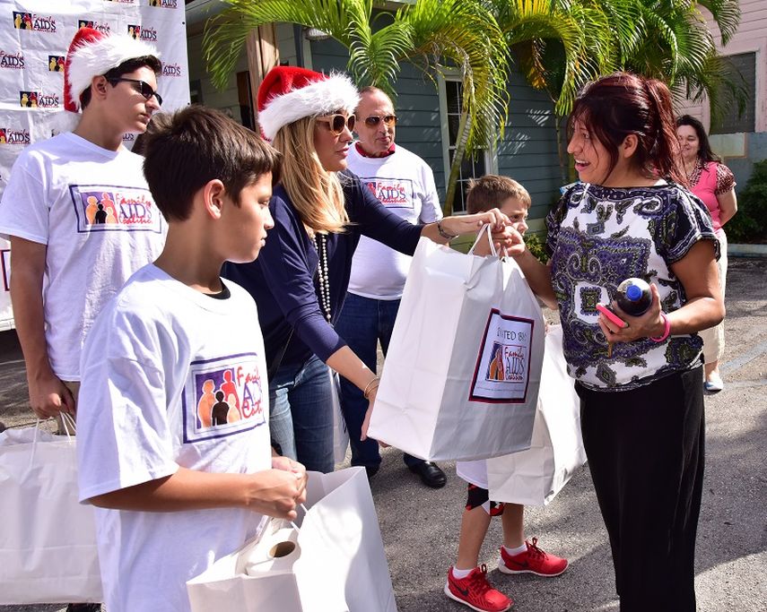  La periodista y presentadora de televisión, Gloria Ordaz, se sumó a la entrega de regalos de la fundación Family Aids Coalition. (FOTO ÁLVARO MATA)