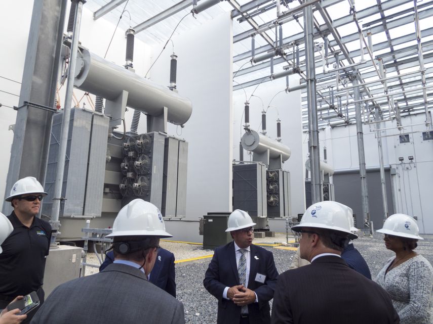 Invitados a la inauguración d ela subestación de FPL en Miami prestan atención a la explicación de los técnicos.