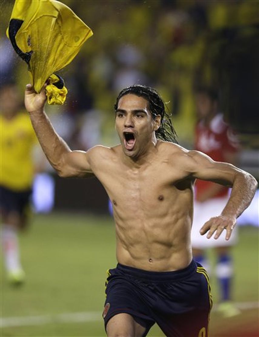 El jugador de la selección de Colombia, Radamel Falcao, festeja un gol contra Chile en las eliminatorias mundialistas el 11 de octubre de 2013