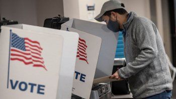 Un joven emite su voto en las elecciones primarias del estado de Virginia.