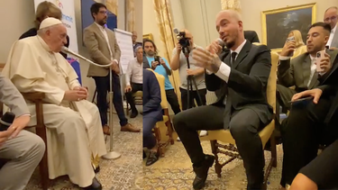 El intérprete de música urbana J Balvin dirige unas palabras al papa Francisco.&nbsp;