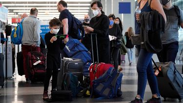 Viajeros hacen fila en el aeropuerto OHare de Chicago el viernes 2 de julio de 2021.