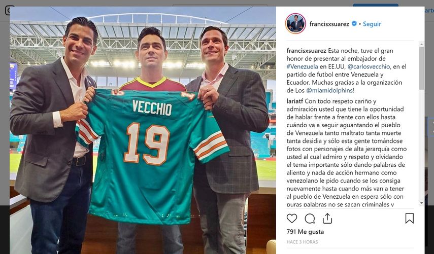 El alcalde de Miami, Francis Suarez (izq.) publicó una foto en su cuenta de Instagram con el embajador de Venezuela en EEUU, Carlos Vecchio (cen.).