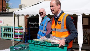 El príncipe William ayuda a cargar bandejas de comida en furgonetas durante una visita a Surplus to Supper, una organización benéfica de redistribución de excedentes de alimentos, en Sunbury-on-Thames, Surrey, Inglaterra, el 18 de abril de 2024. &nbsp; &nbsp; &nbsp;