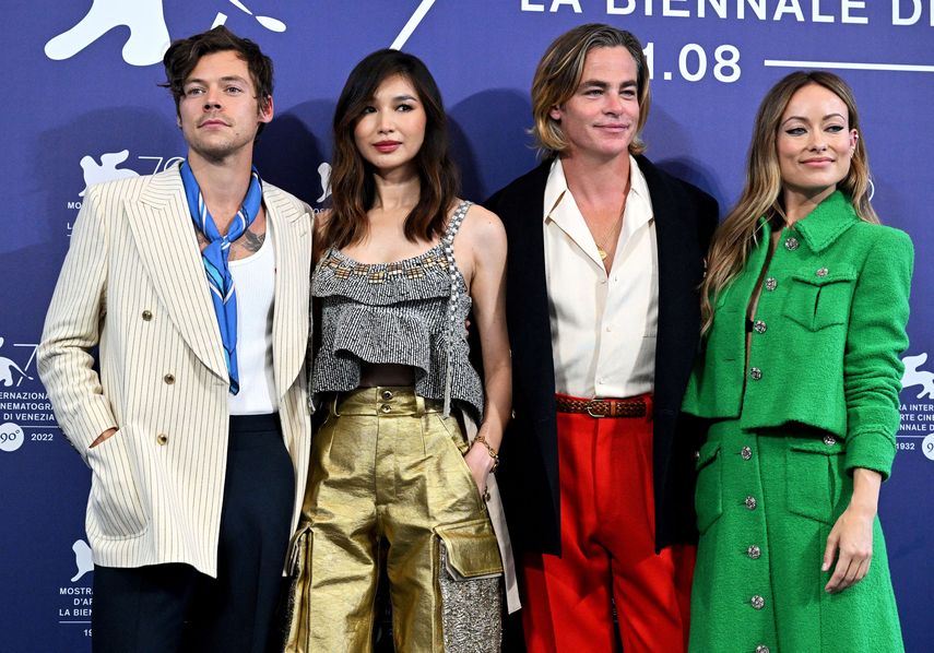 El cantante y actor británico Harry Styles (izq.), la actriz británica Gemma Chan (2da. izq.), el actor estadounidense Chris Pine (2da. der.) y la directora y actriz estadounidense Olivia Wilde posan durante un photocall de la película Dont Worry darling presentada fuera de concurso como parte del 79º Festival Internacional de Cine de Venecia en Lido di Venezia en Venecia, el 5 de septiembre de 2022.