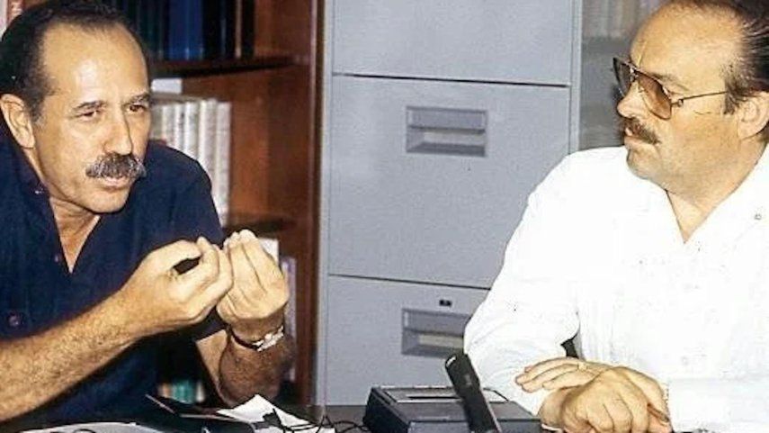 Carlos Aldana (izq), entrevistado por el periodista Mario Vázquez Raña, en una foto de NeoKaxtrizmo & Chaos, publicada por Diario de Cuba.