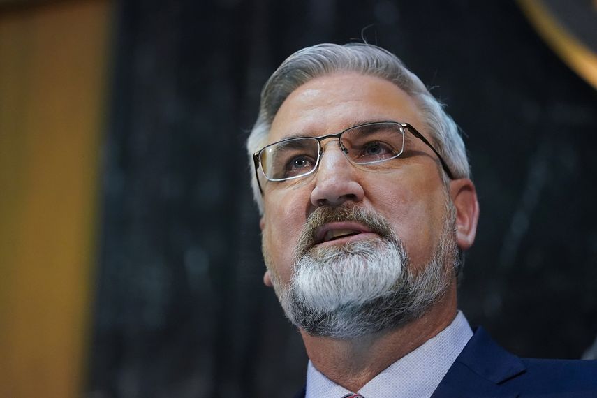 El gobernador de Indiana, Eric Holcomb, da su informe de gobierno ante la Legislatura estatal el 11 de enero de 2022. Holcomb visitó Taiwán el 22 de agosto de 2022.&nbsp;